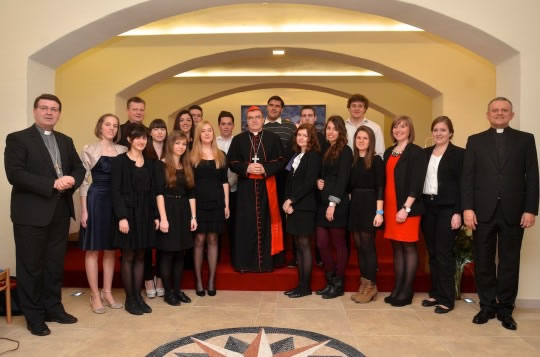 Studentski pjevački zbor HKS-a s kardinalom Bozanićem, mons. Šaškom i rektorom Tanjićem