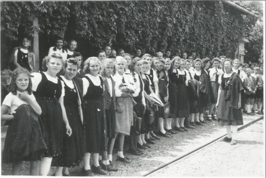 Njemačke djevojke u Vinkovcima. Fotoalbum_obitelji Mrzović -1930