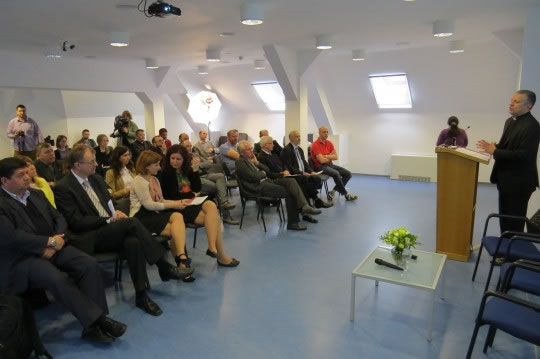 Rektor Tanjić upoznaje sudionike susreta s radom  i planovima razvoja HKS-a.