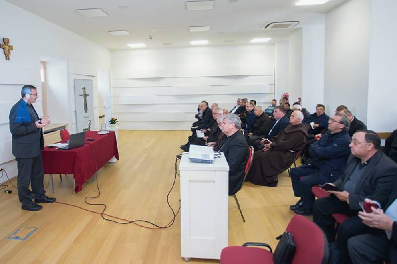Predavanje profesora Valkovića u Sisku: Crkva u medijima