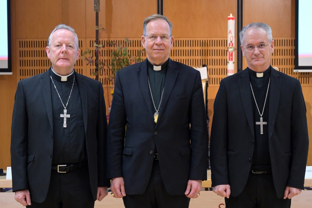 Nj.E. mons. Gintaras GRUŠAS, Nj.E. mons. Eamon MARTIN i Nj.E. mons. Dražen KUTLEŠA